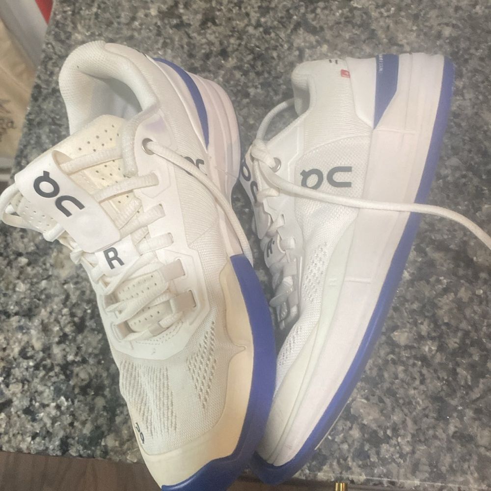 - On THE ROGER Pro -women tenis Sz 8.5 - Picture 3 of 4